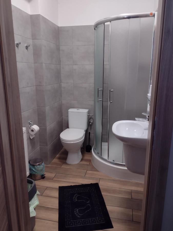 Hostel Helios Wrzesnia Bagian luar foto