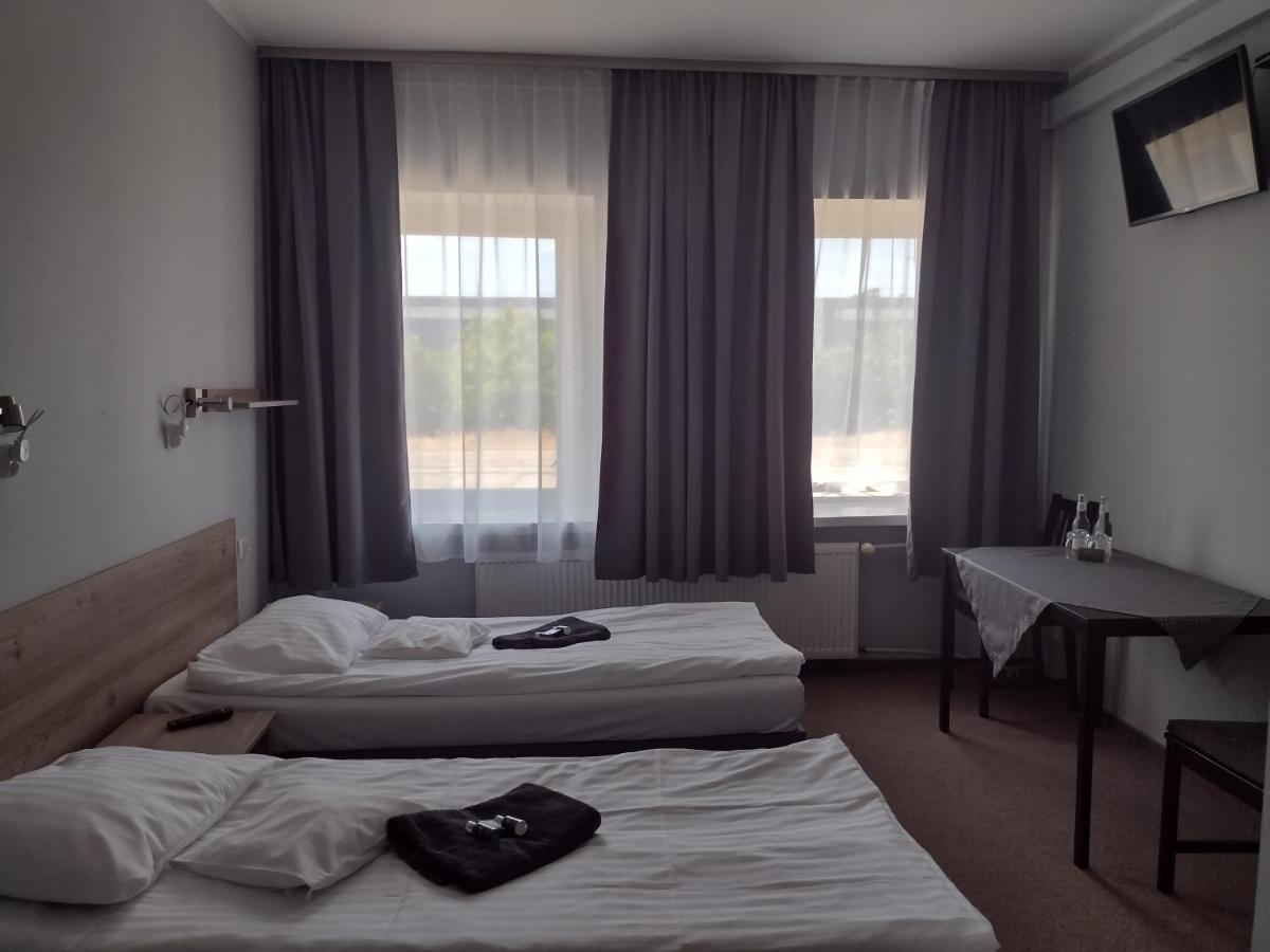 Hostel Helios Wrzesnia Bagian luar foto