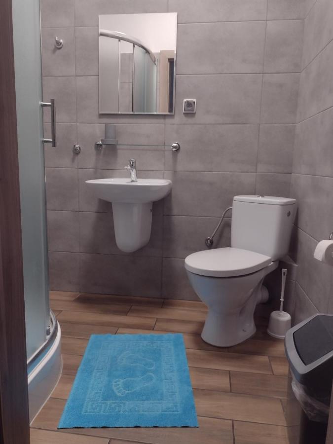 Hostel Helios Wrzesnia Bagian luar foto