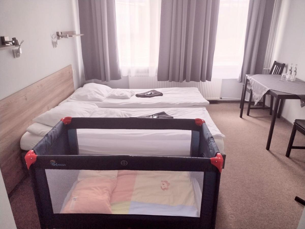 Hostel Helios Wrzesnia Bagian luar foto