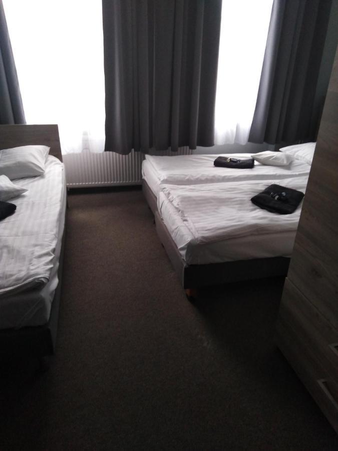 Hostel Helios Wrzesnia Bagian luar foto